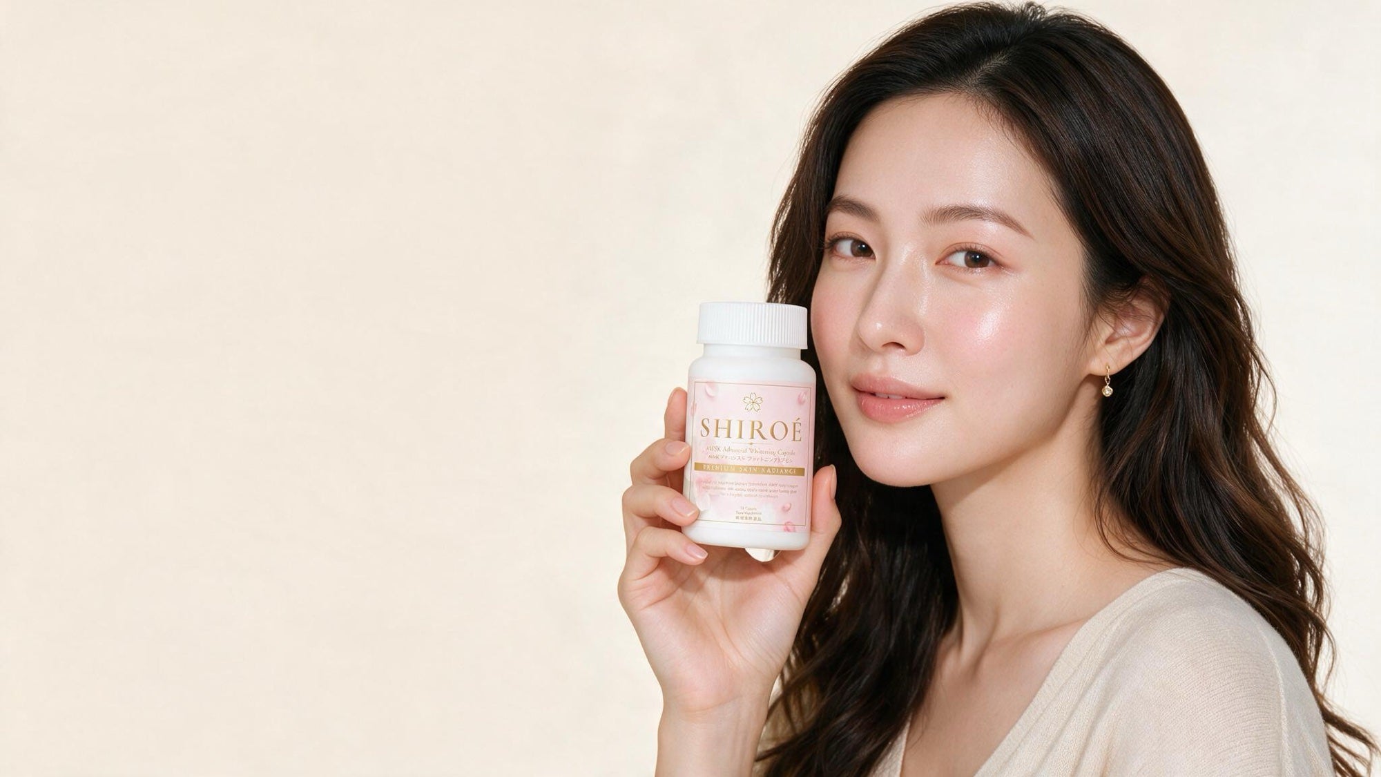 A woman holding the SHIROÉ 4MSK Advanced Whitening Capsule bottle beside her face